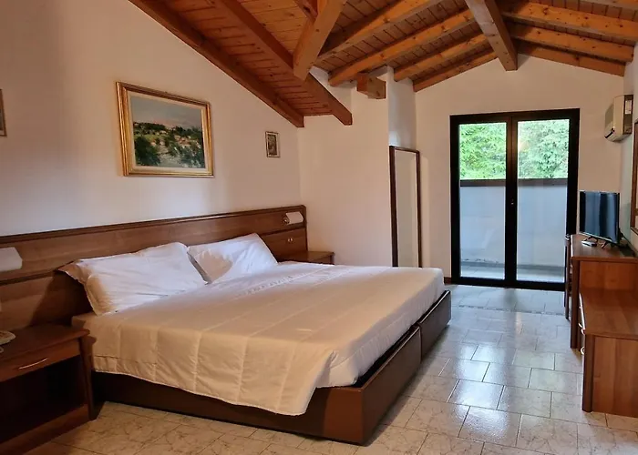 Montegrino Lakeview Отель